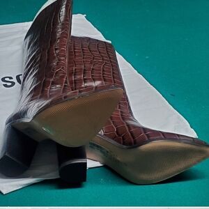 SCHUTZ Brown Heeled Boots with Elegant Silhouette